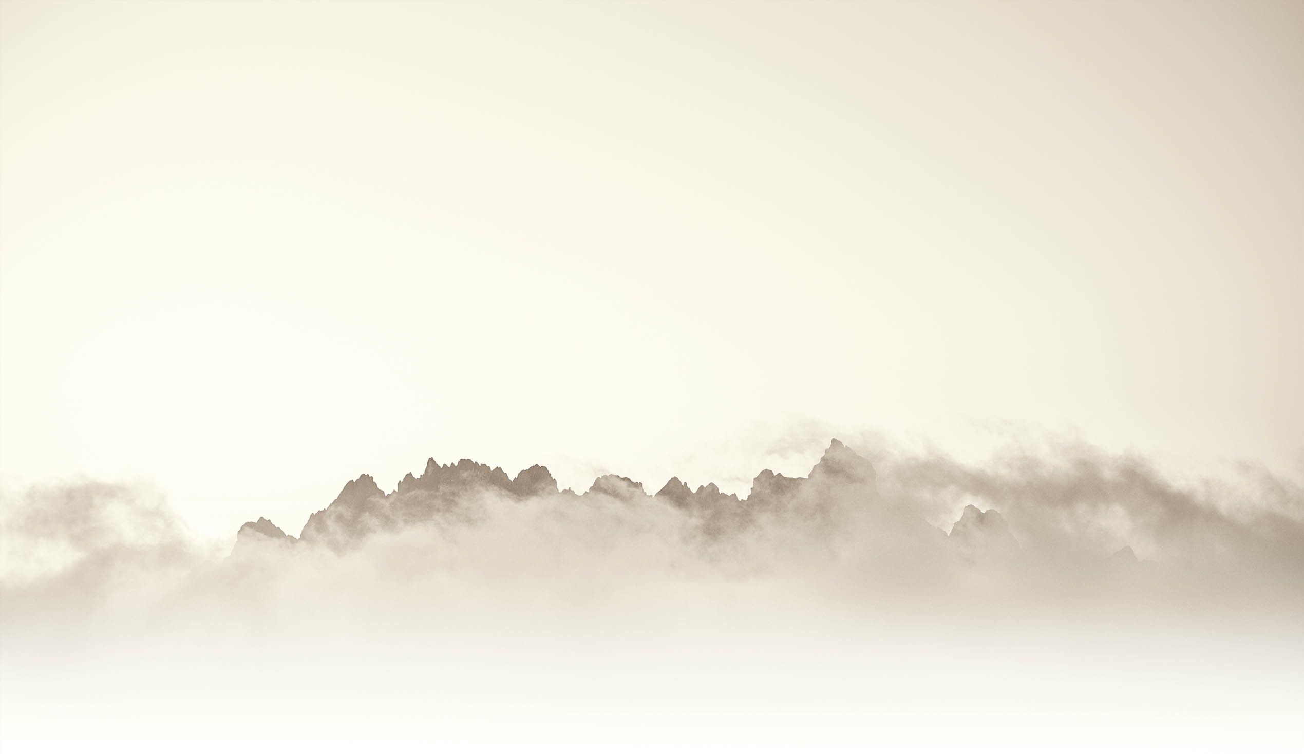 Berge im Nebel schwarz weiß