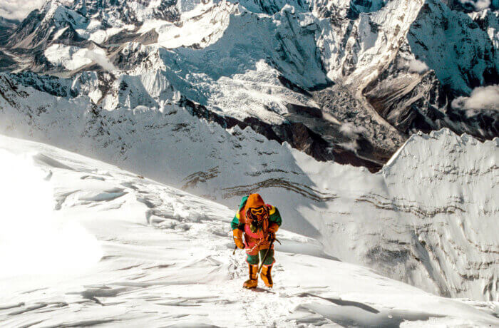1992. Sherpa Sonam Tshiring kurz vor dem Everest- Gipfel. Foto: Ralf Dujmovits
