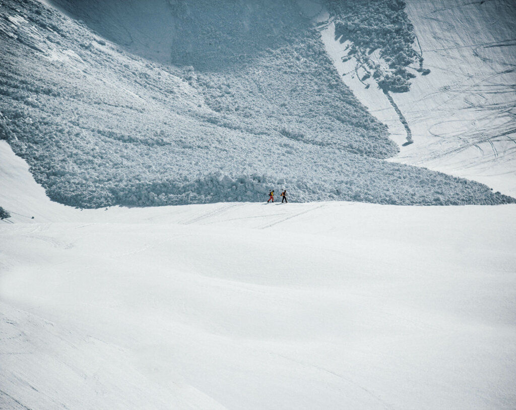 2 Skitourengeher neben einer Lawine im Kühtai.