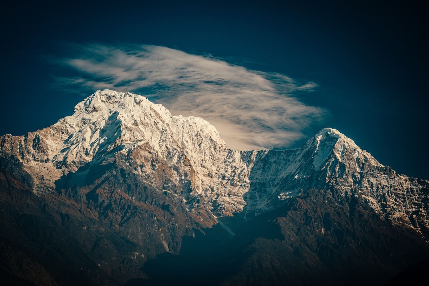Das Annapurna-Massiv von Pokhara, Nepal (Foto: Unsplash, Raimond Kalvins)